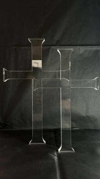 Croix en plexiglass 30x19 cm design et moderne dans notre atelier près de Cannes