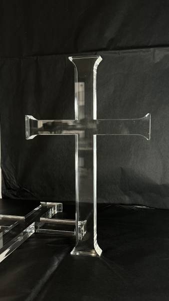 Croix en plexiglass 35x22.5 cm conçue dans notre atelier au Cannet